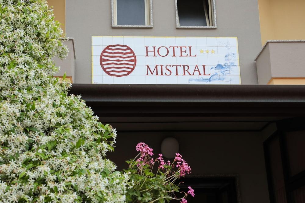Mistral Hotel 3*